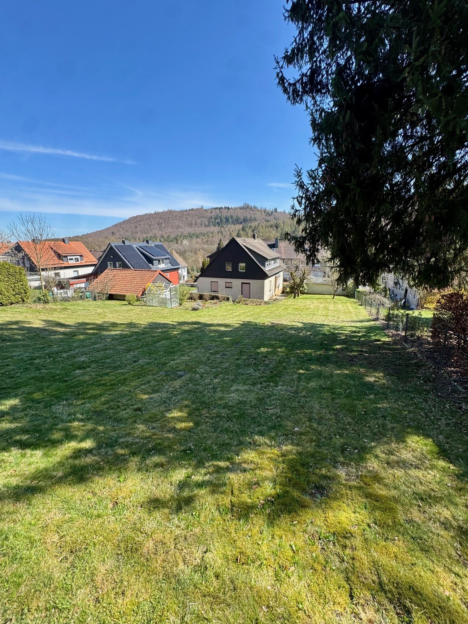 Freistehendes Ein-/Zweifamilienhaus mit Doppelgarage und großen Garten