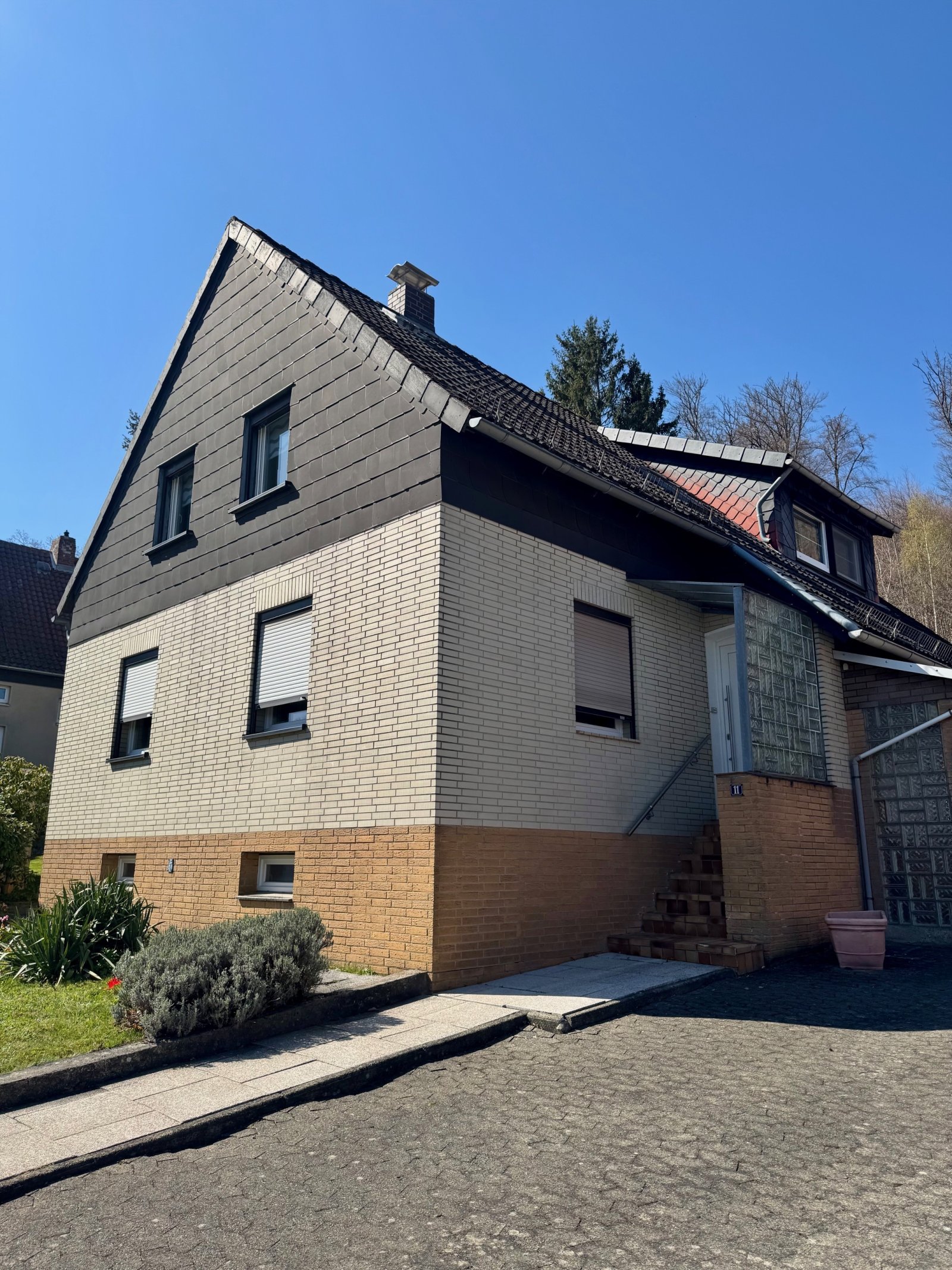 Freistehendes Ein-/Zweifamilienhaus mit Doppelgarage und großen Garten