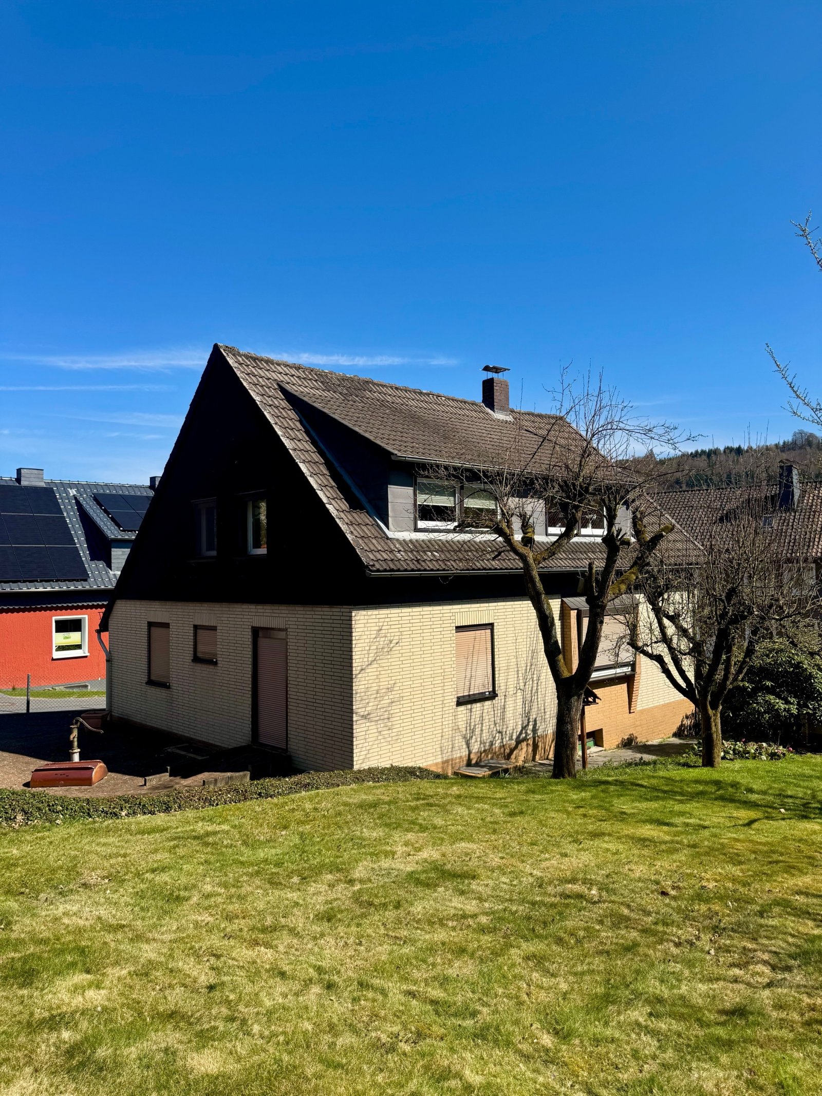 Freistehendes Ein-/Zweifamilienhaus mit Doppelgarage und großen Garten