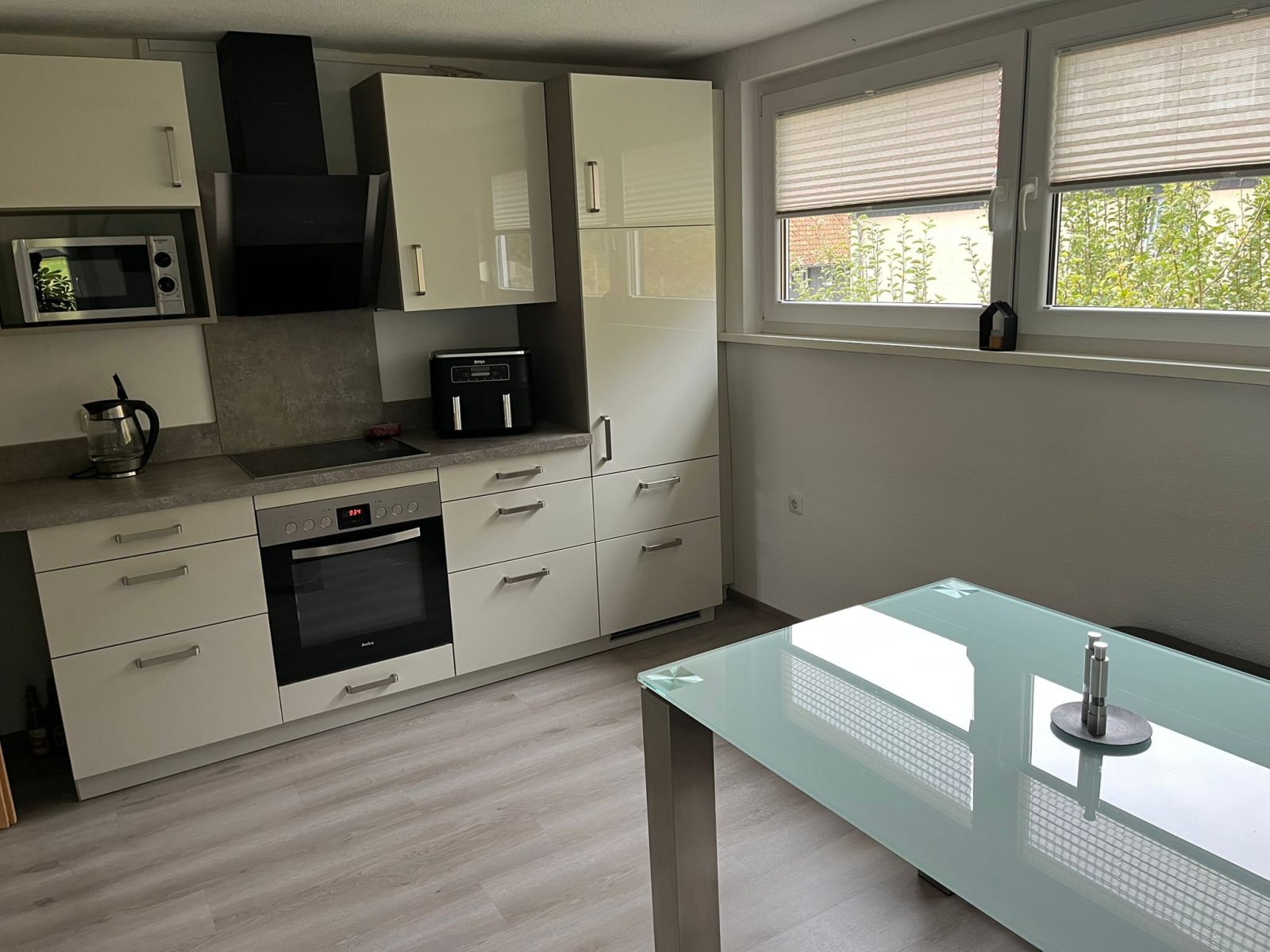 Freistehendes Ein-/Zweifamilienhaus mit Doppelgarage und großen Garten