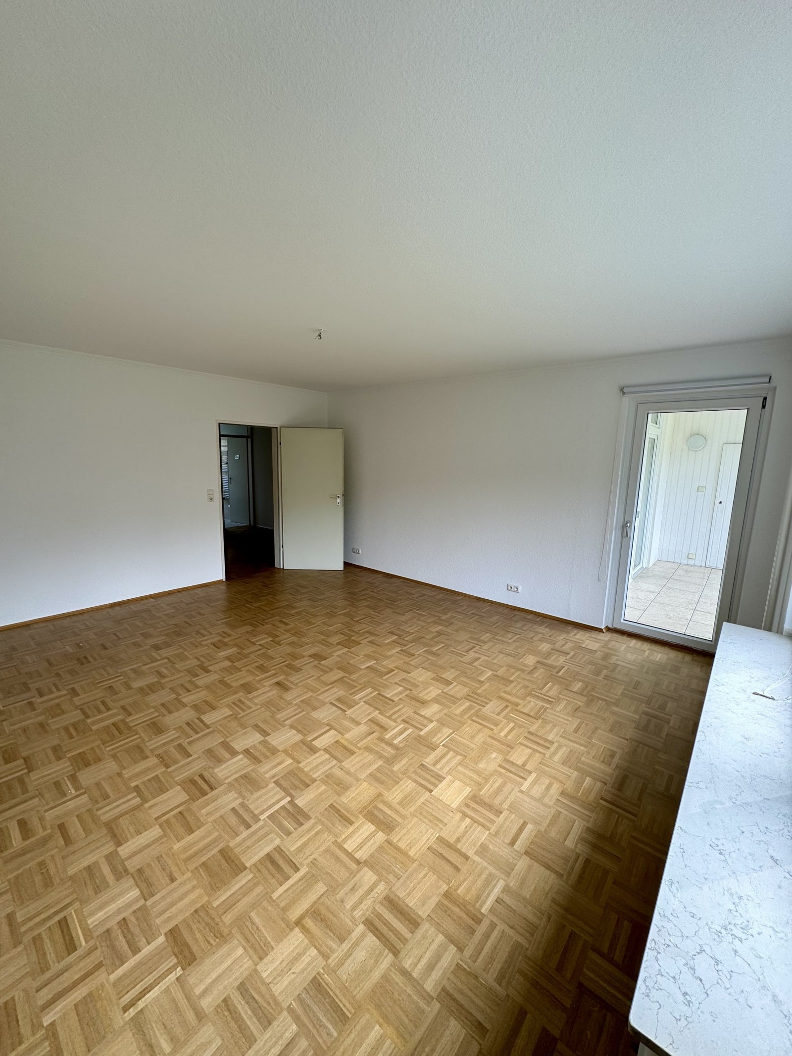 Wohnzimmer mit Balkonzugang