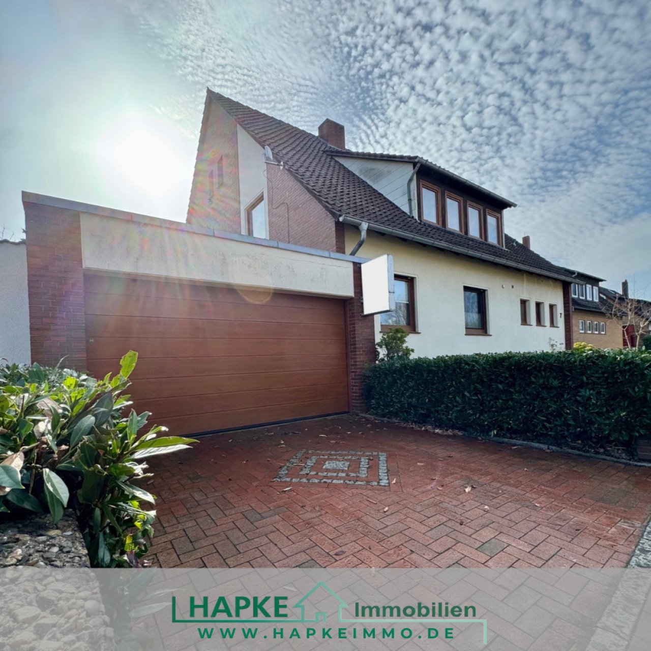 Ansicht von Straße mit Garage Ansicht von Straße mit Garage